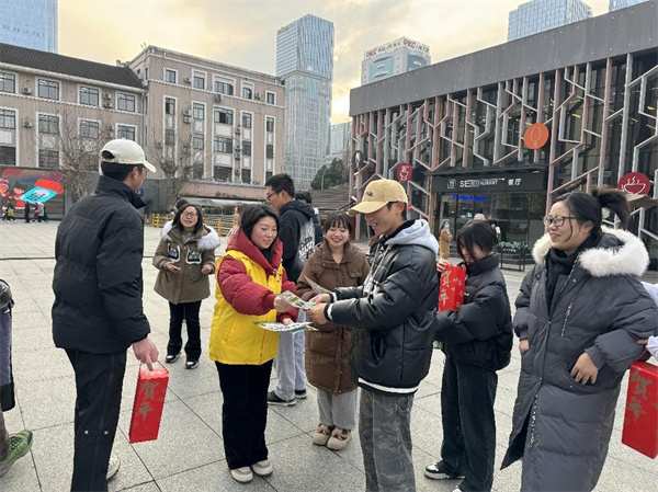 图片2反邪教 扬清风——成都市青羊区结合反邪教书法文艺志愿服务下基层开展新春宣传活动.jpg 图片2反邪教 扬清风——成都市青羊区结合反邪教书法文艺志愿服务下基层开展新春宣传活动.jpg